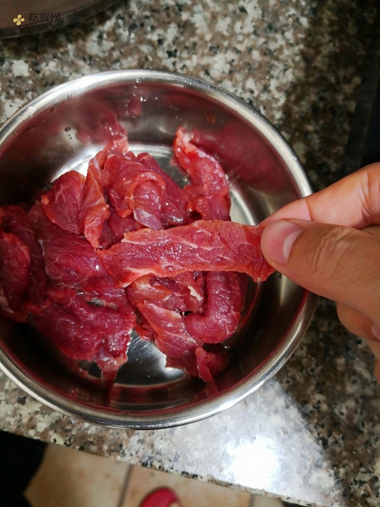 减肥餐辣椒红萝卜炒牛肉的做法 步骤2