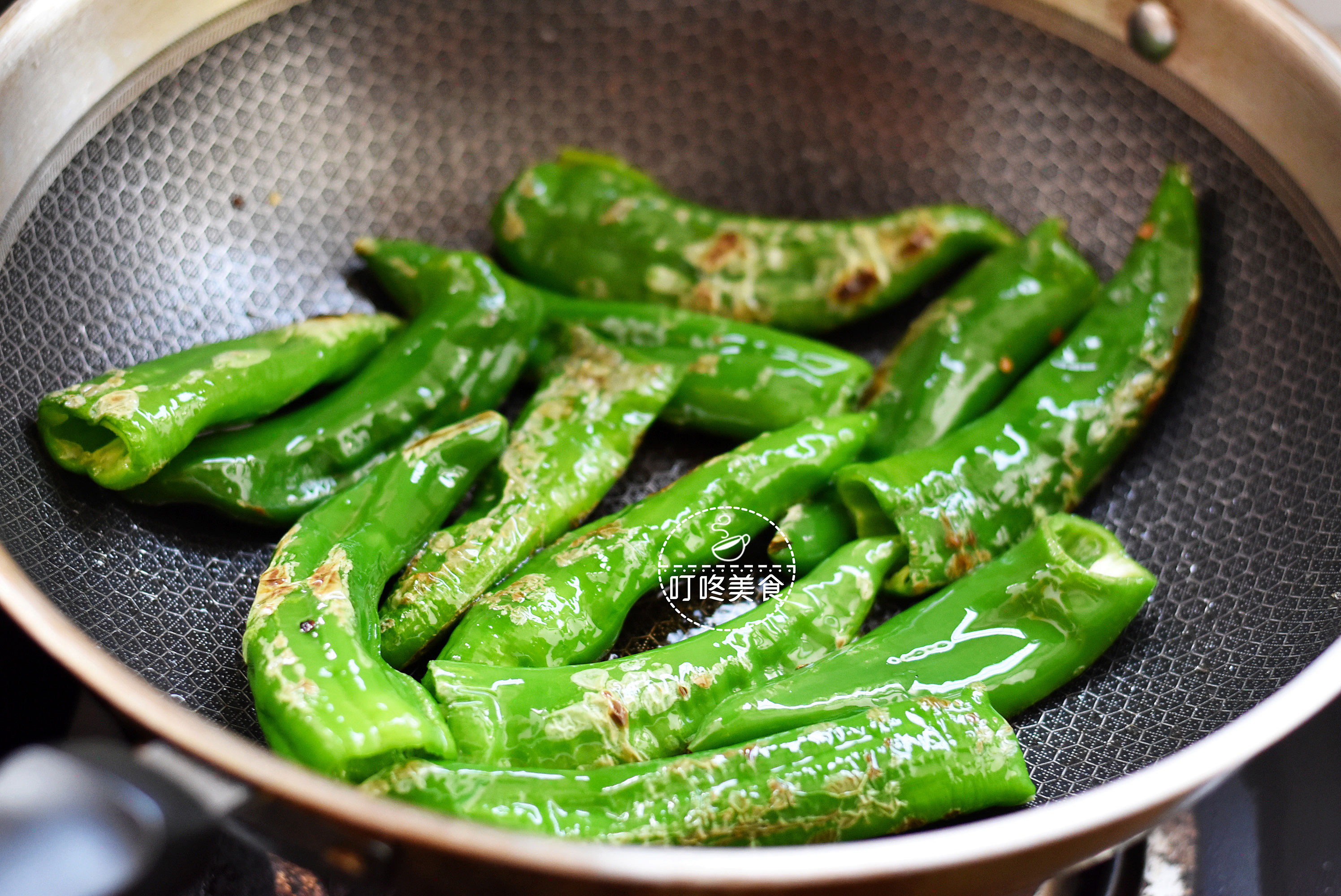 超下饭的虎皮青椒，加点豆豉太香了，做法简单的做法 步骤3