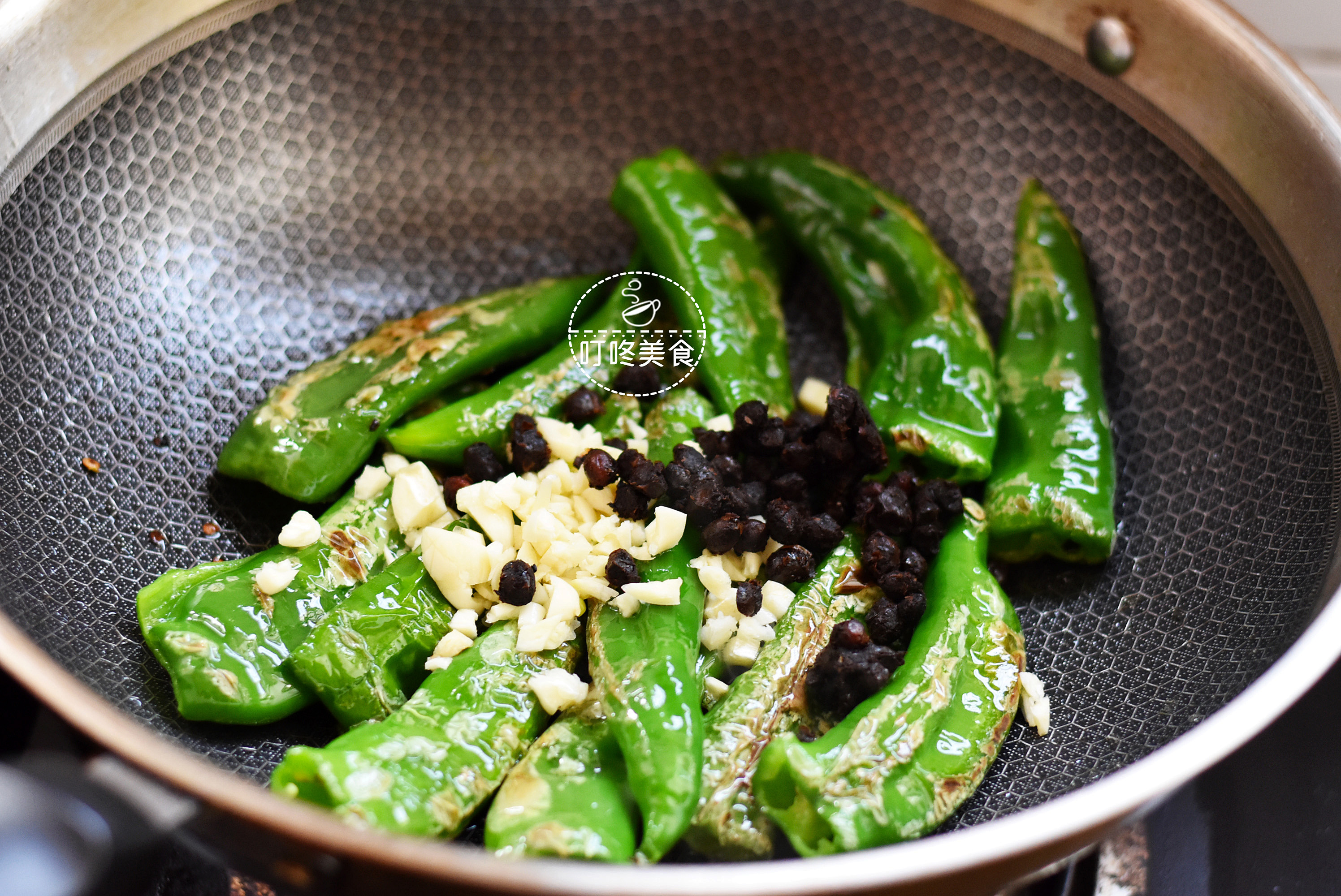 超下饭的虎皮青椒，加点豆豉太香了，做法简单的做法 步骤4