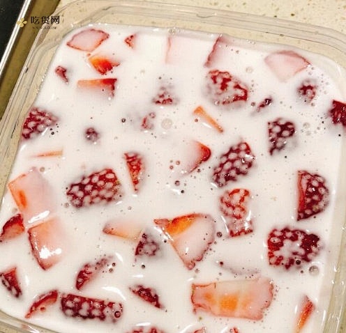 草莓芒果椰奶冻的做法 步骤4