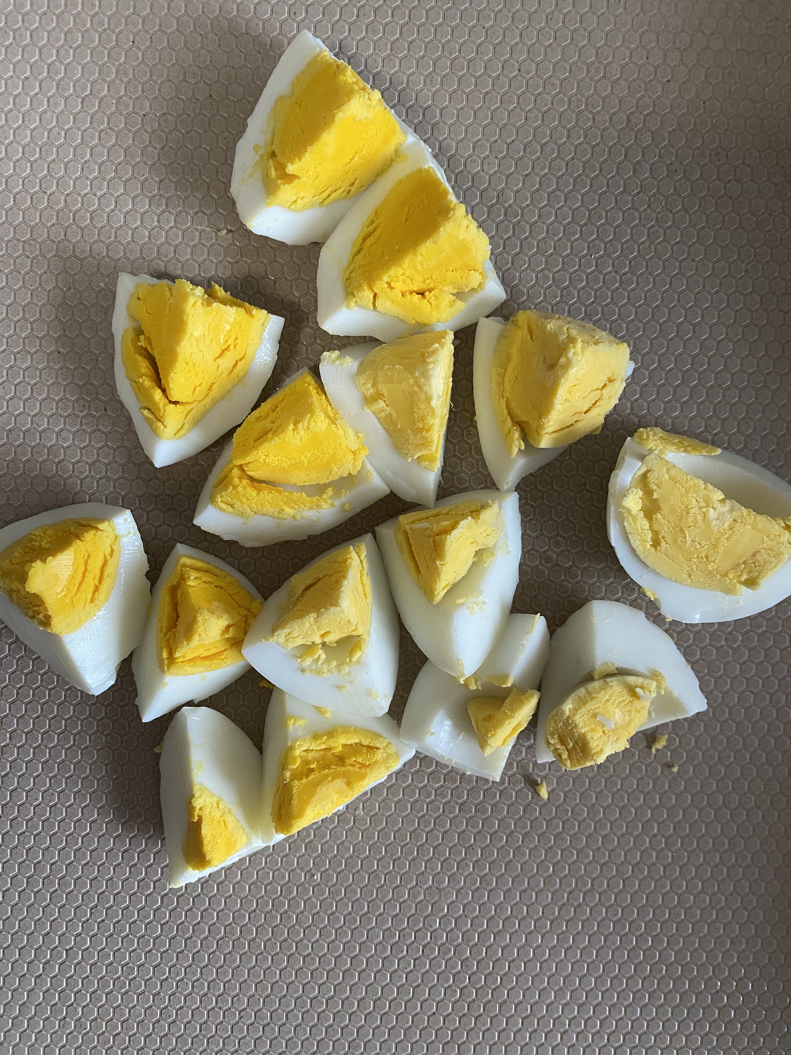 上班族?‍?自带减脂餐便当?的第n天-鸡蛋黄瓜牛排沙拉的做法 步骤3