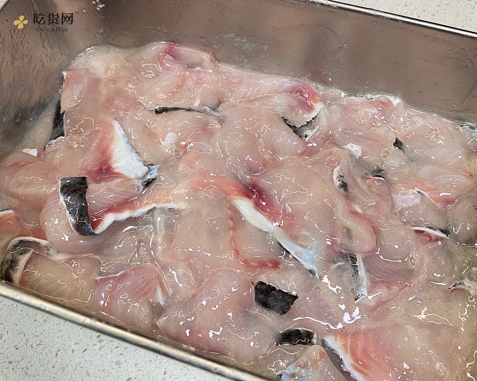 酸菜鱼水煮鱼腌制鱼片方法的做法 步骤3