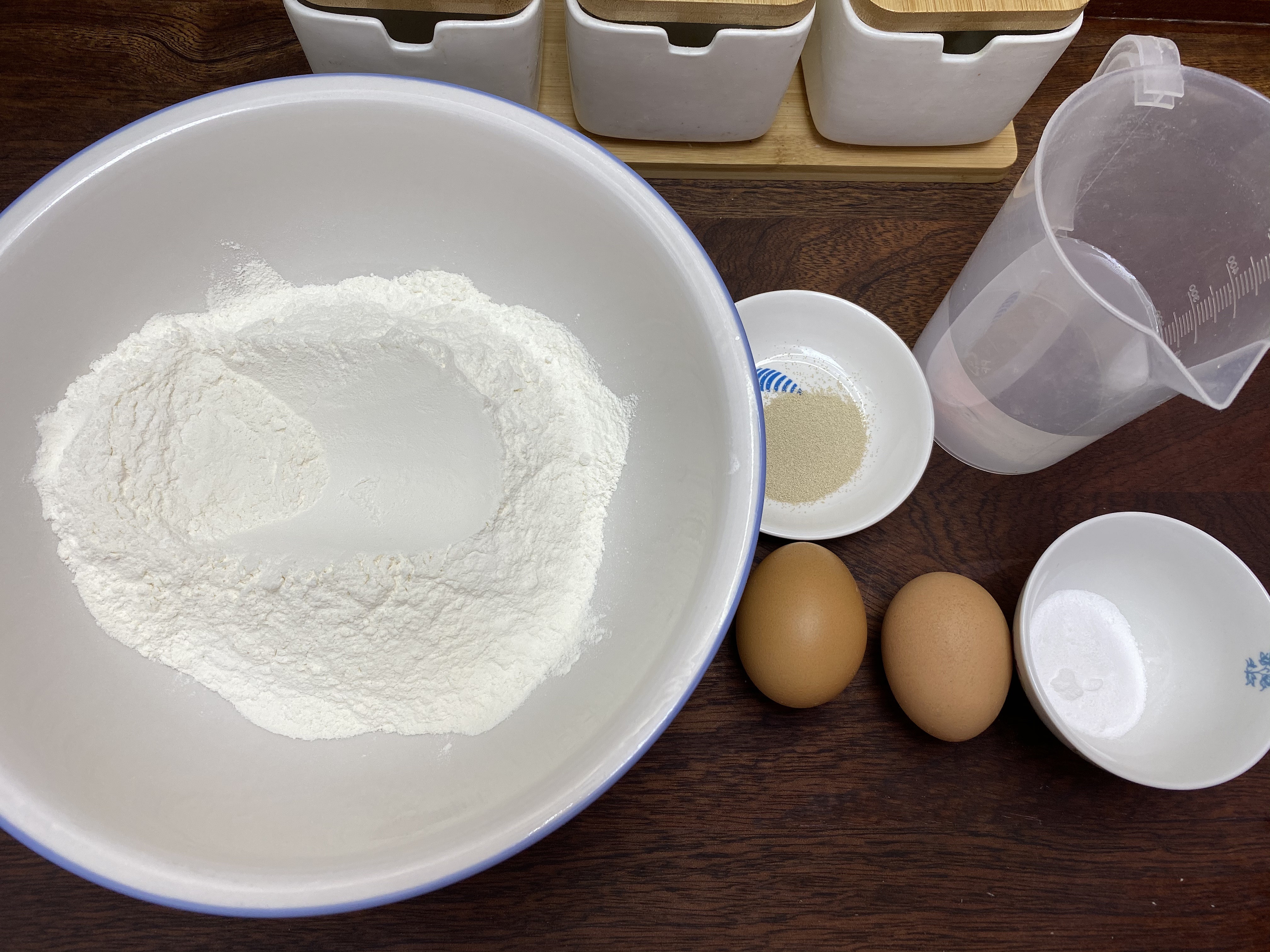 两个鸡蛋一碗面 全程手不粘面 轻松搞定小碗蒸发糕 蓬松煊软 比面包好吃的做法 步骤1