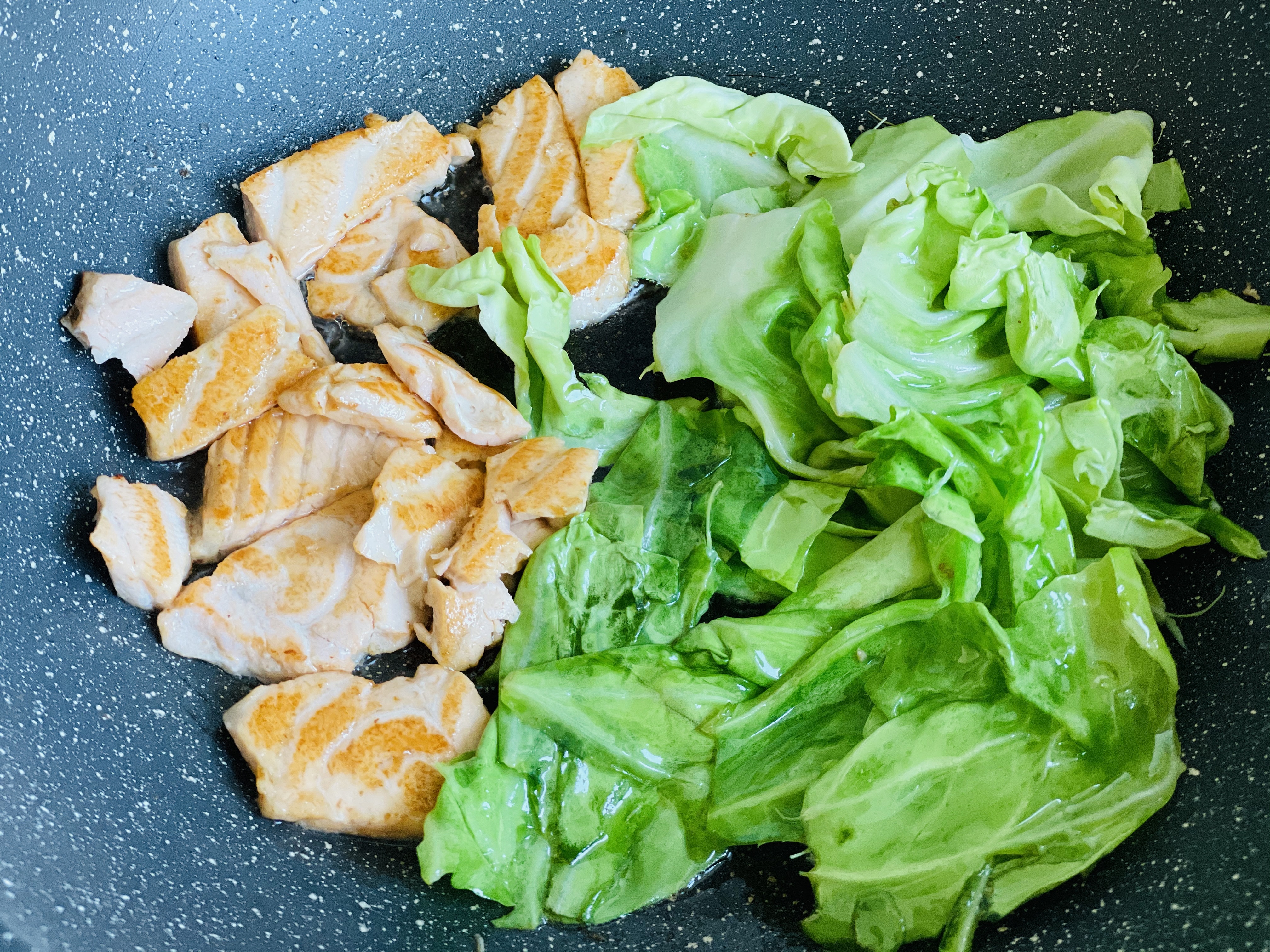 一道超级简单减肥餐-煎三文鱼与橄榄菜的做法 步骤1