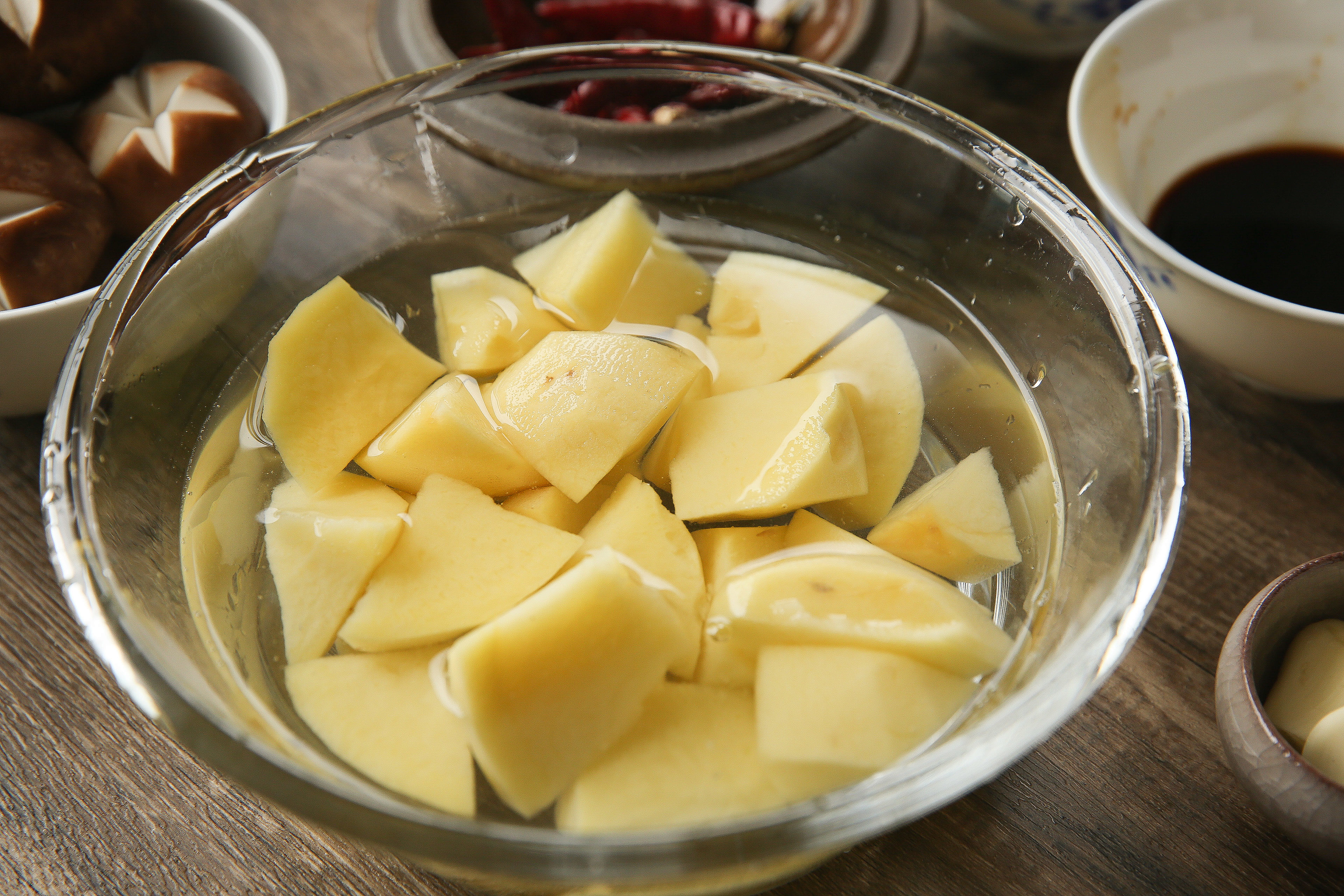 菌香土豆炖排骨，这样做味道更鲜香的做法 步骤4