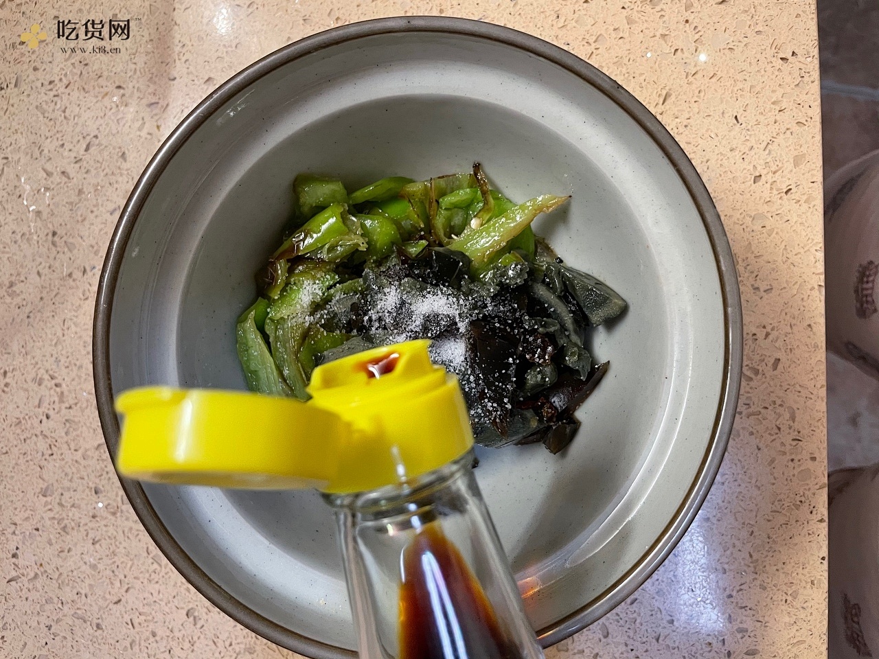 厨房小白菜谱‼️虎皮尖椒擂皮蛋❗️的做法 步骤5
