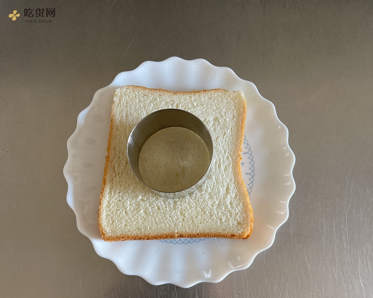 零基础快手早餐：香甜酥脆    吐司奶酪煎蛋的做法 步骤1
