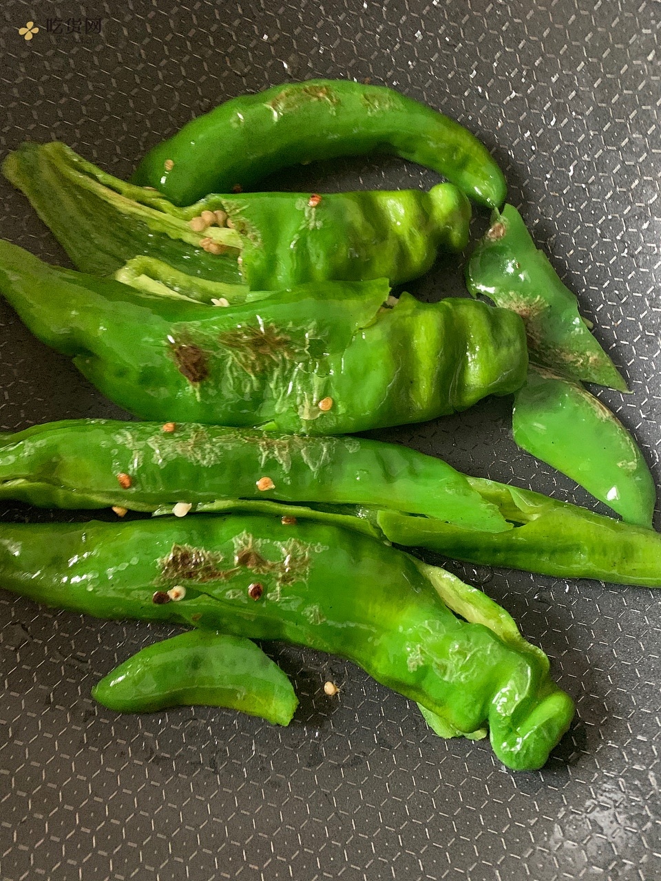 梅干菜虎皮青椒的做法 步骤3