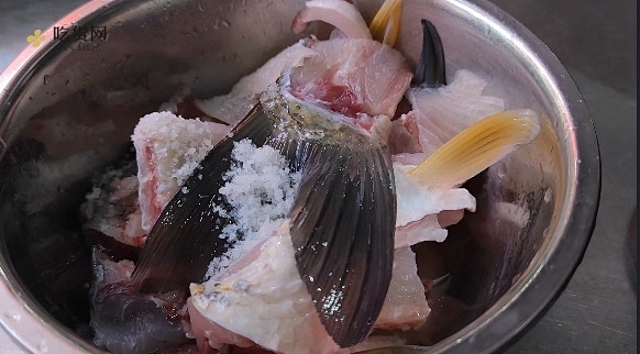 酸菜鱼最简单的做法，鱼肉嫩滑不老，超级下饭！的做法 步骤1