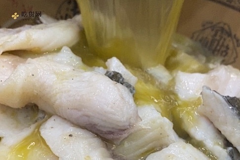 酸菜鱼最简单的做法，鱼肉嫩滑不老，超级下饭！的做法 步骤5