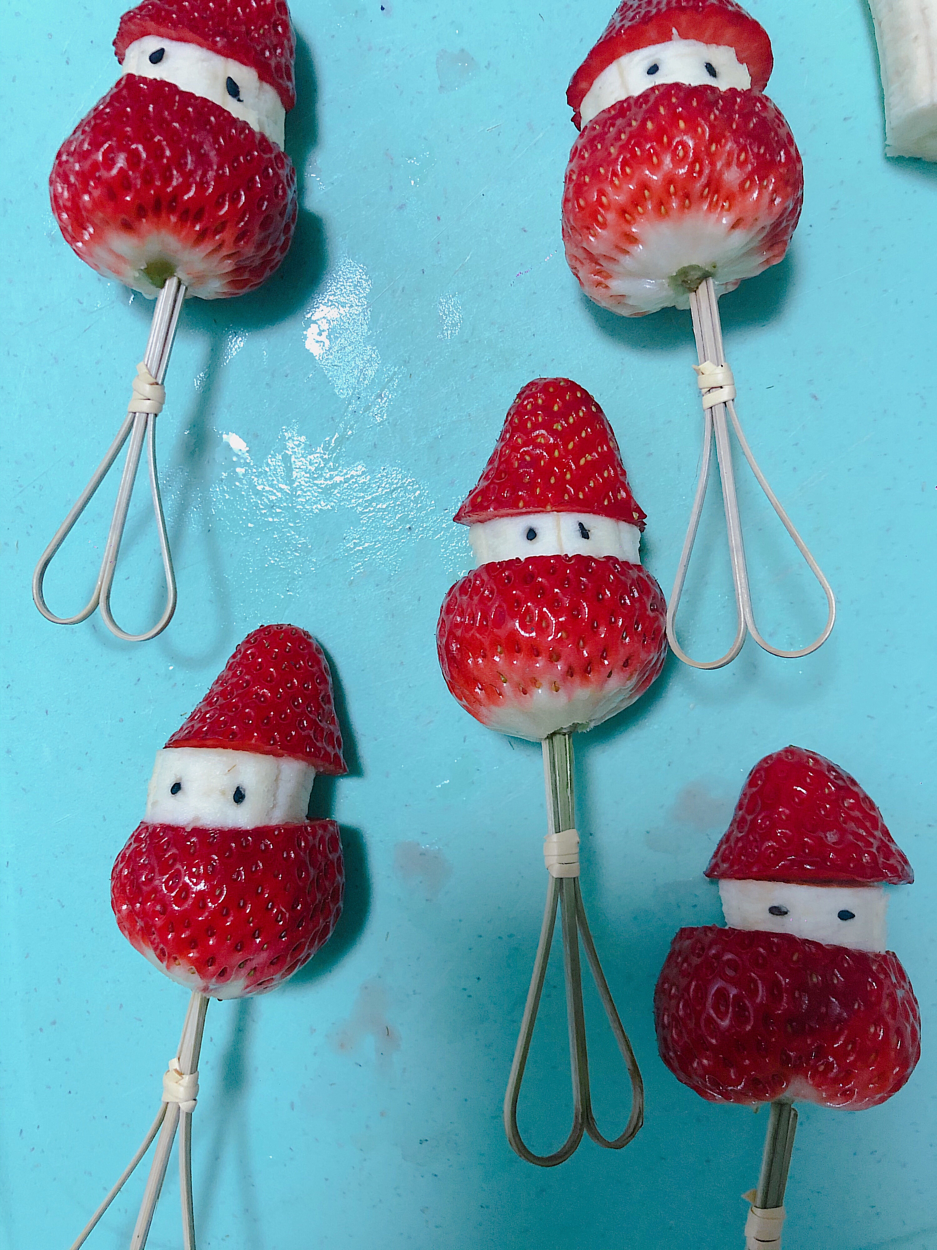 0失败！?圣诞节甜品｜超可爱的草莓雪人糖葫芦的做法 步骤3