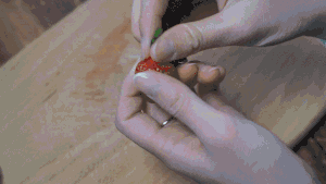 冬天里的第一颗草莓，自制香甜酥脆的冰糖葫芦，吃货们不容错过！的做法 步骤1