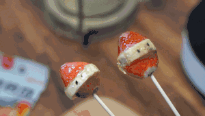 冬天里的第一颗草莓，自制香甜酥脆的冰糖葫芦，吃货们不容错过！的做法 步骤5