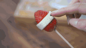冬天里的第一颗草莓，自制香甜酥脆的冰糖葫芦，吃货们不容错过！的做法 步骤3