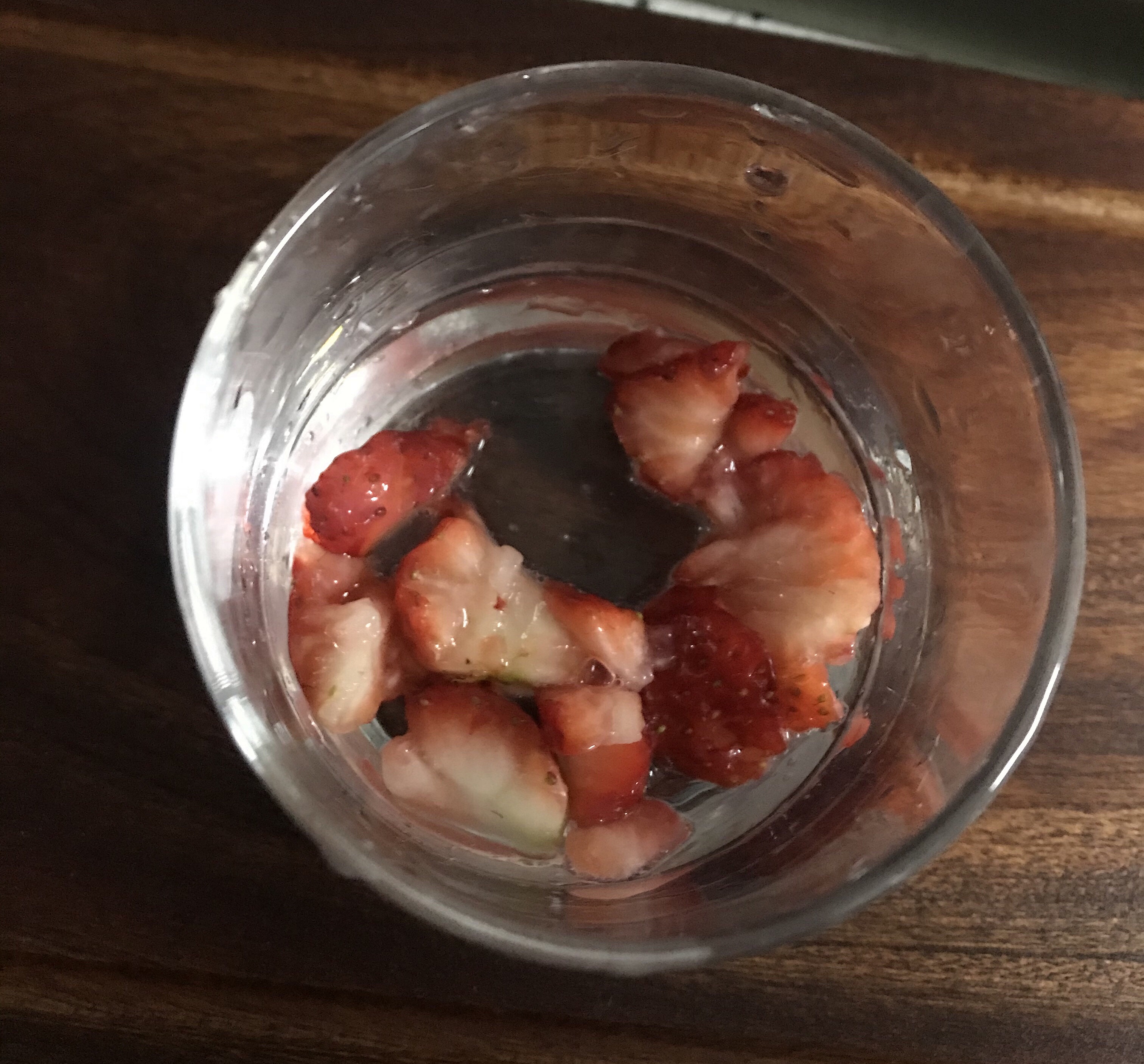 网红饮品—草莓雪碧养乐多的做法 步骤1