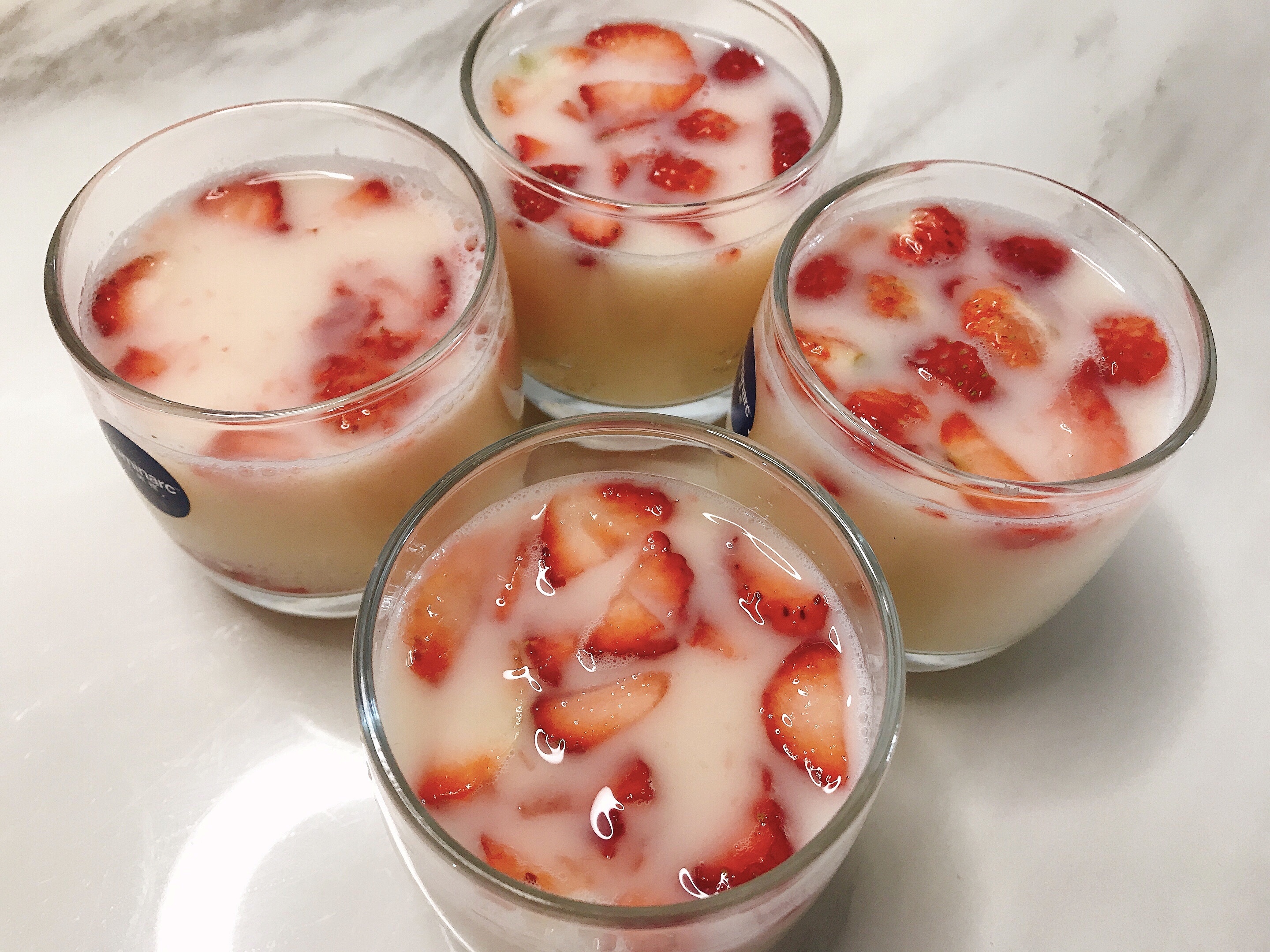网红饮品—草莓雪碧养乐多的做法 步骤4