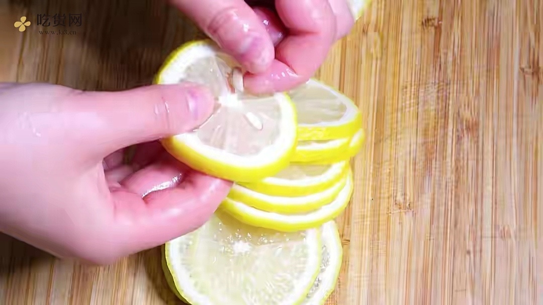 鸡爪去骨新方法一根牙签就搞定简单快速完整又美味的《柠檬鸡爪》的做法 步骤6