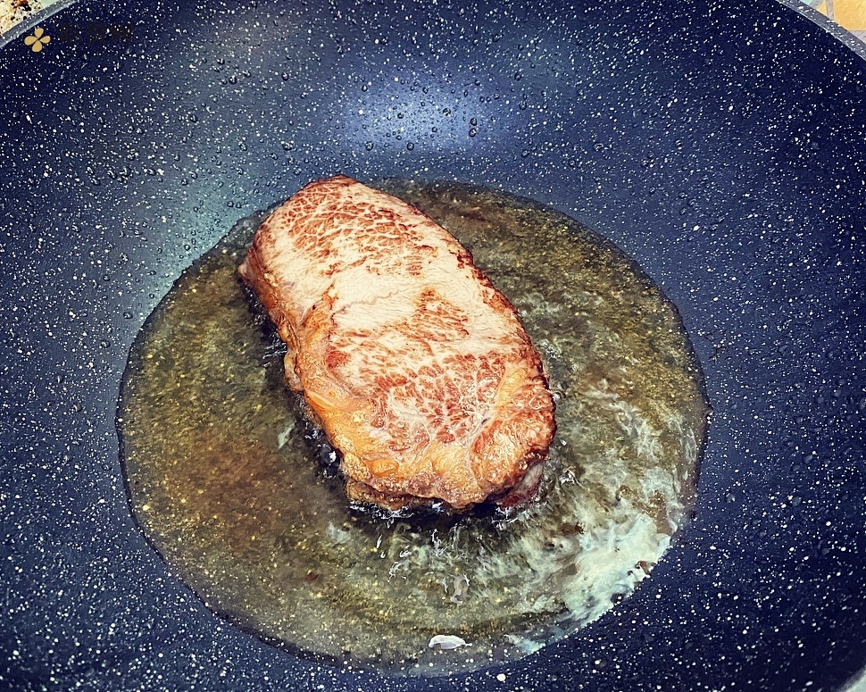 煎厚切牛排➕配菜的做法 步骤3