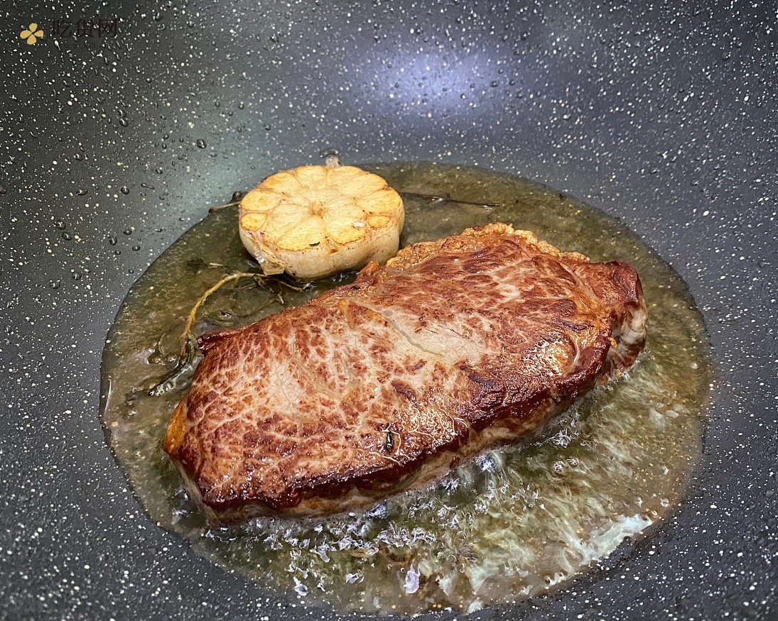 煎厚切牛排➕配菜的做法 步骤4