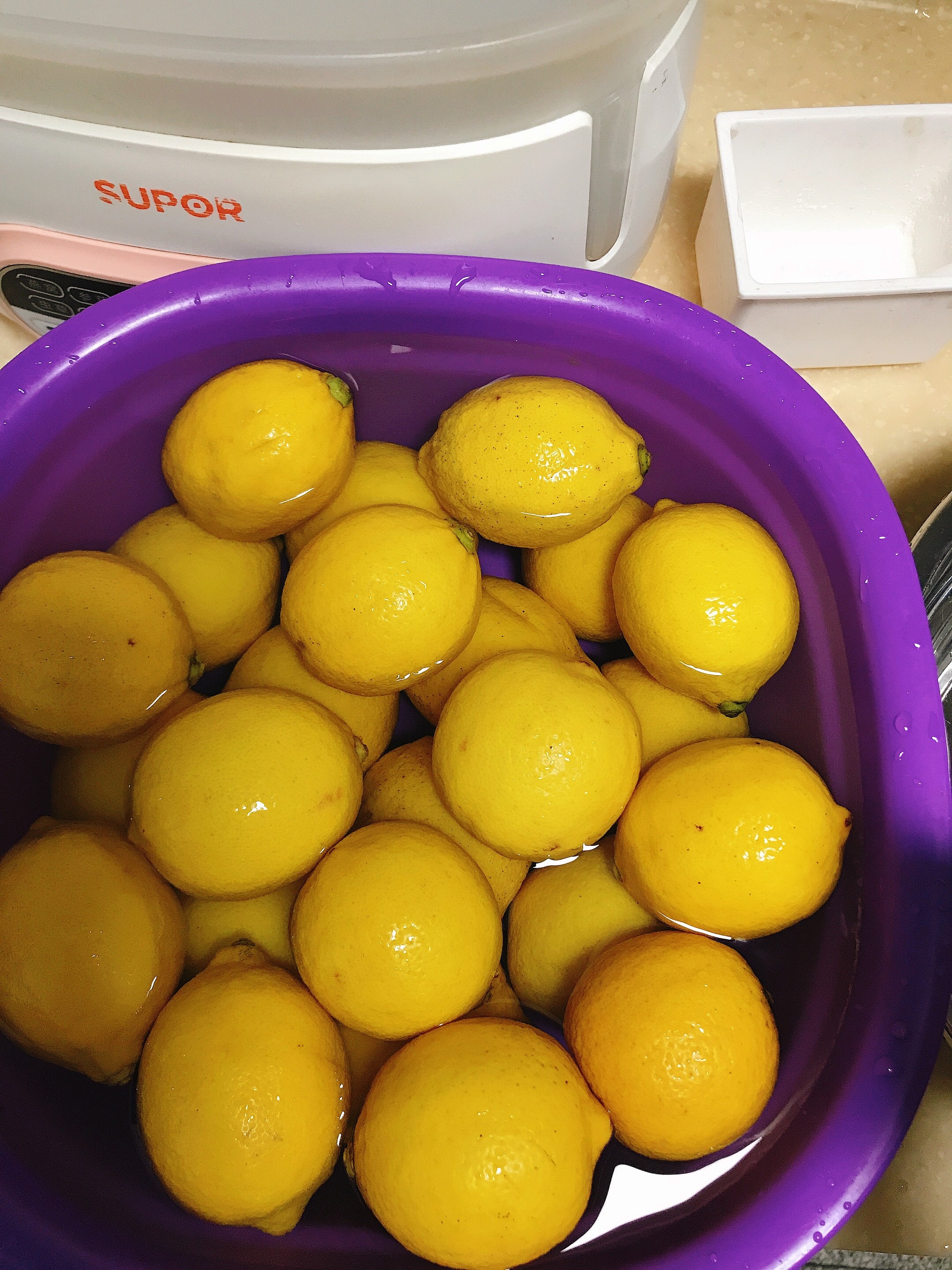 柠檬蜂蜜水 美白淡斑的做法 步骤2