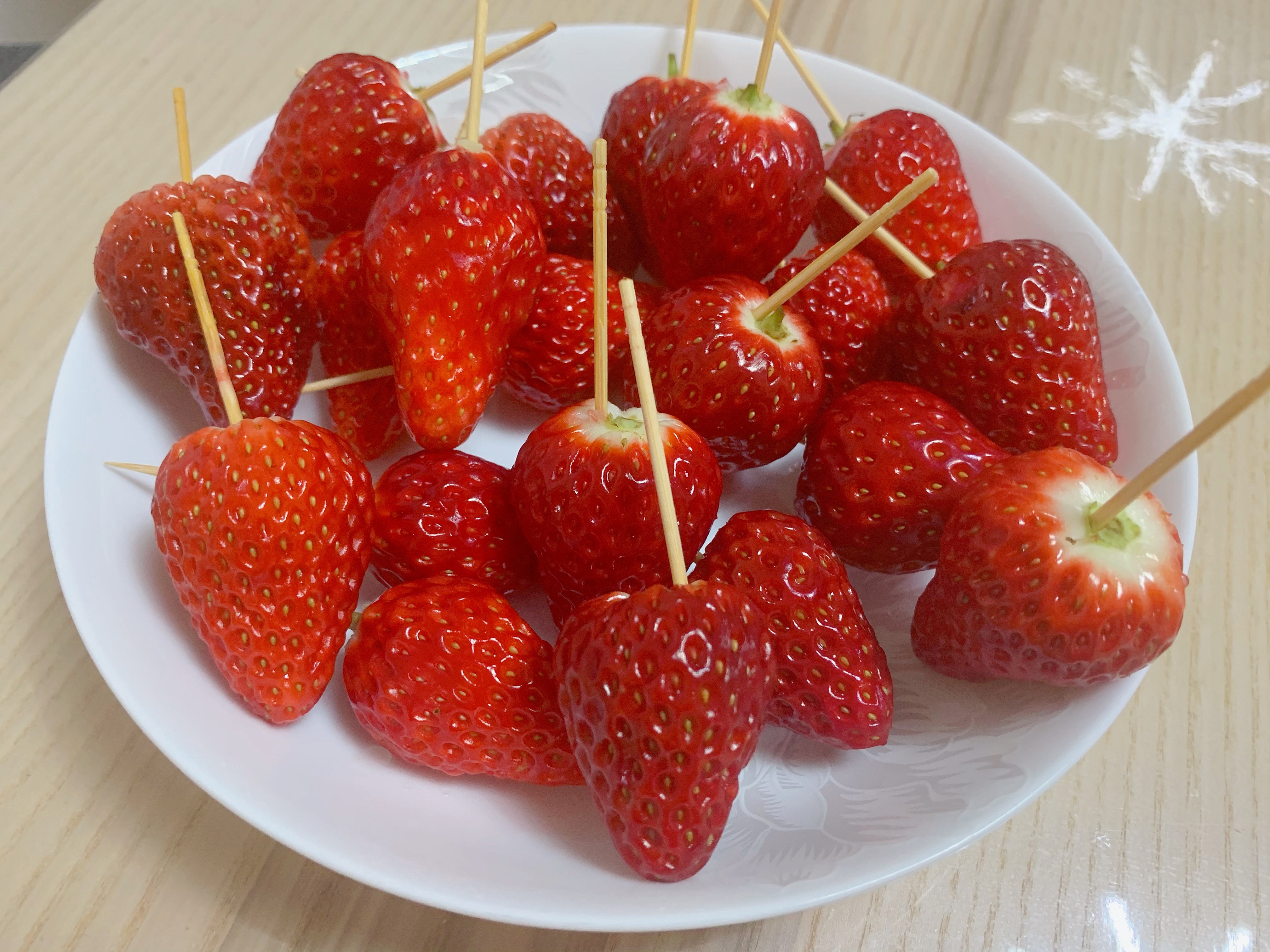 草莓冰糖葫芦🍓的做法 步骤1