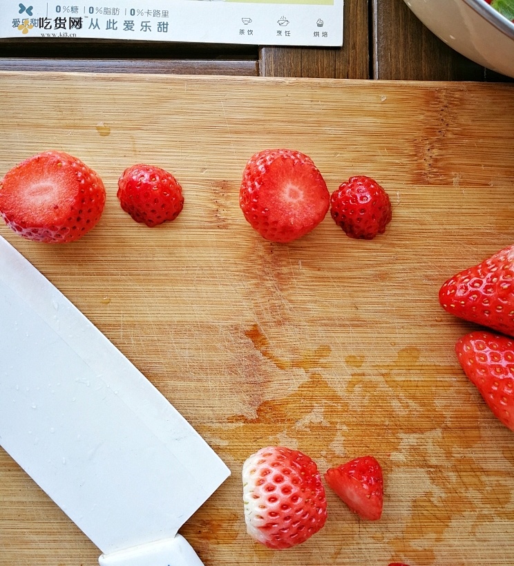 萌萌哒草莓雪人☃️的做法 步骤4