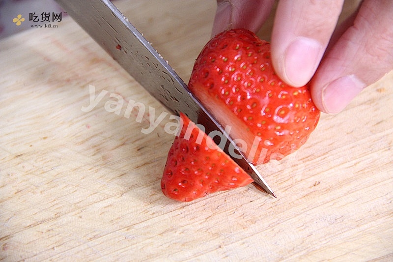 草莓牛乳蛋糕卷的做法 步骤12