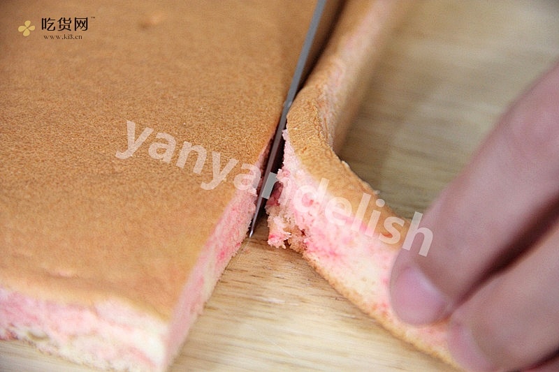 草莓牛乳蛋糕卷的做法 步骤11