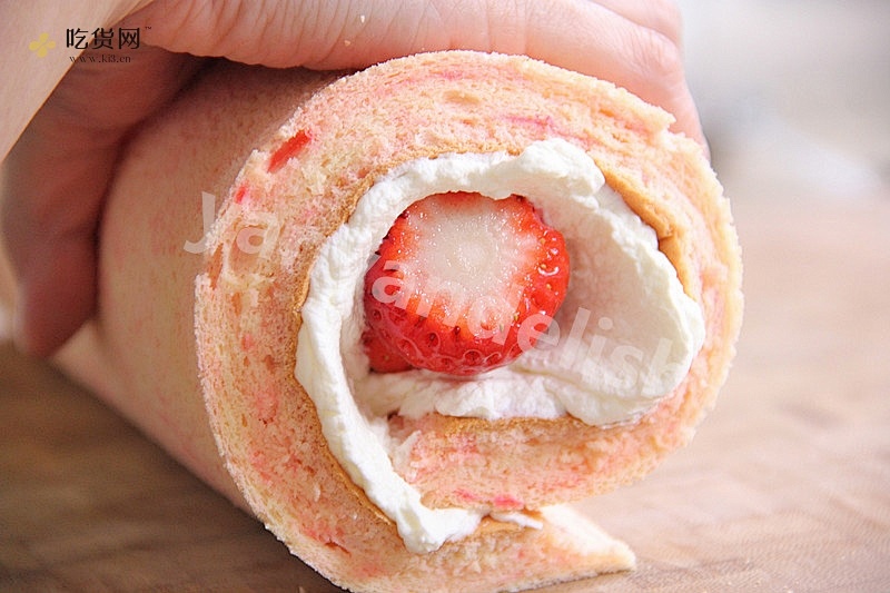 草莓牛乳蛋糕卷的做法 步骤15